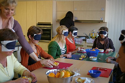 bild 5 bildungstag workshop lebenspraktische fertigkeiten blind einen obstsalat zuvereiten und essen